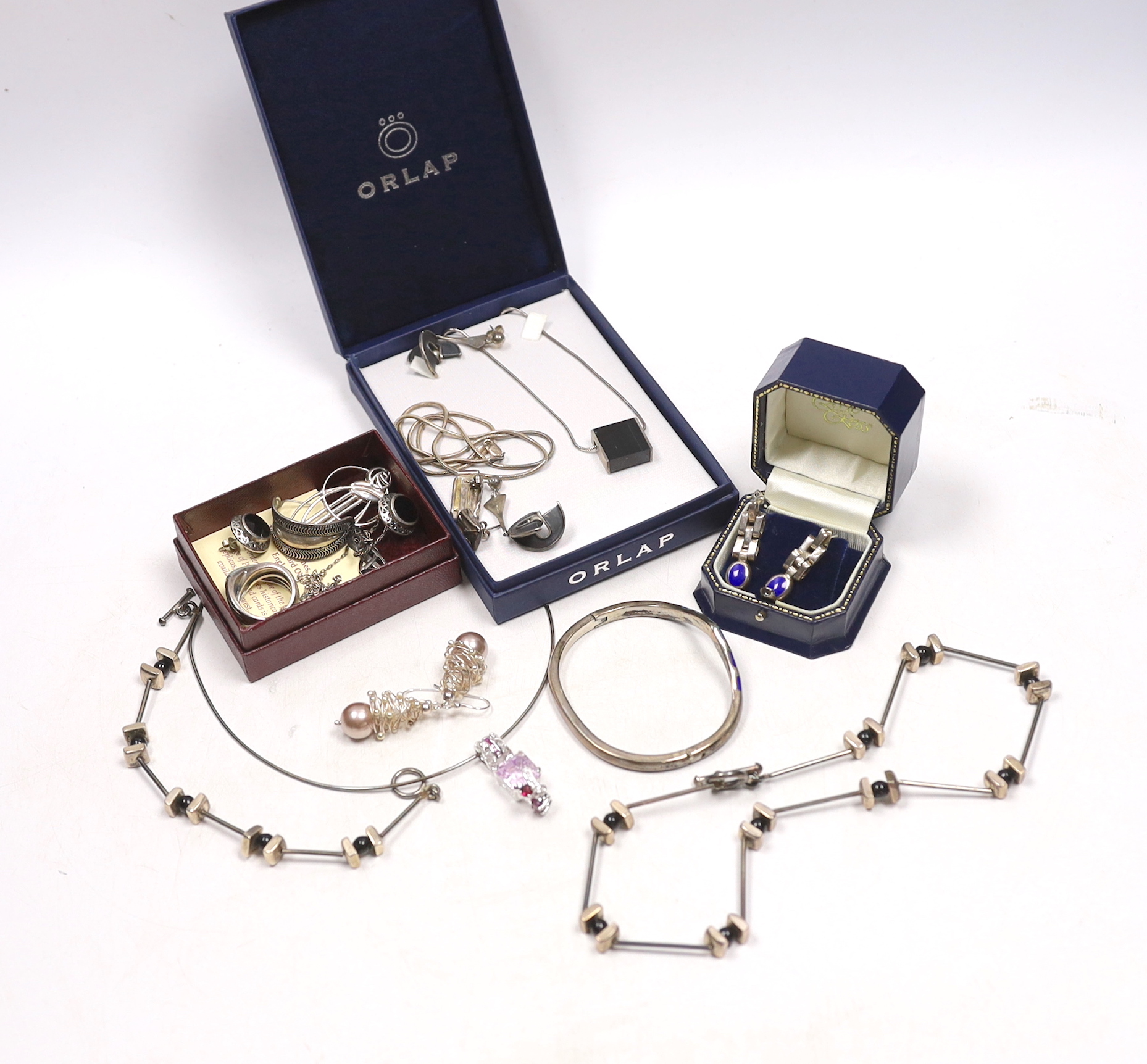 Contemporary silver, 925 and other white metal jewellery including necklace and matching bracelet, earrings, rings, bracelets, etc.